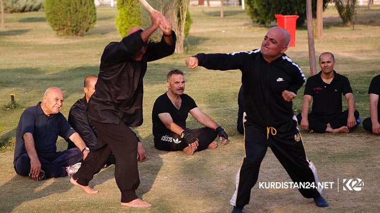 راهێنه‌رێك خۆبه‌خشانه‌ 14 ساڵ راهێنان به‌ هاوڕێكانی ده‌كات